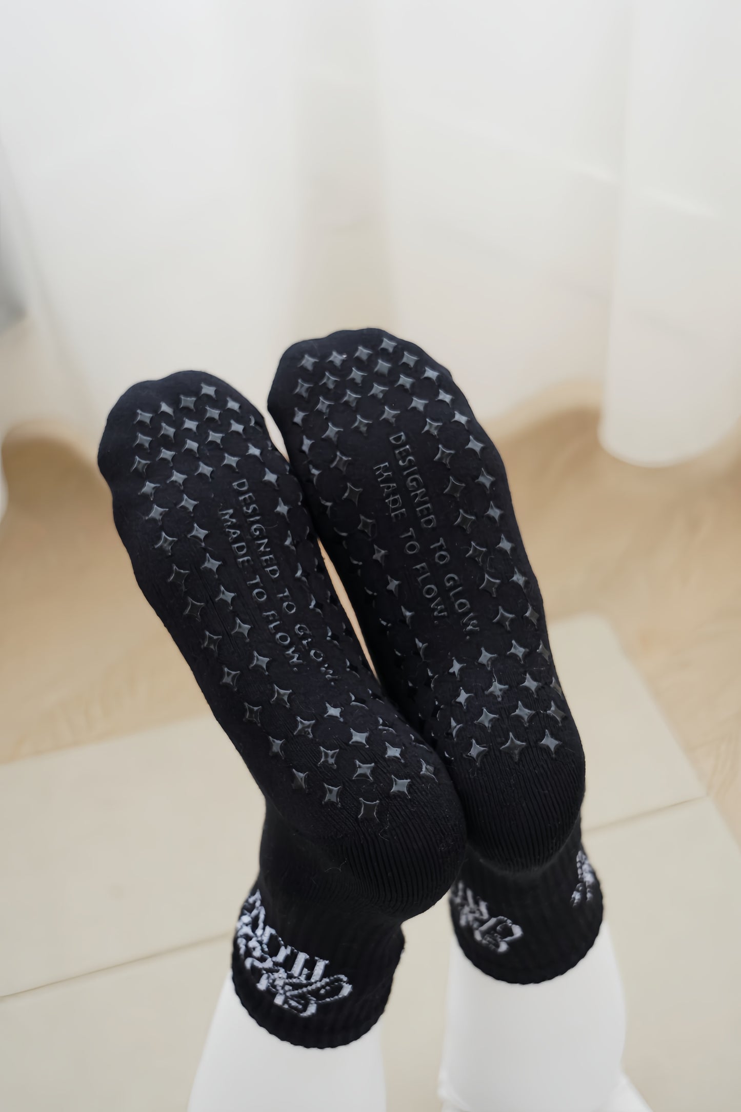 Chaussettes Antidérapantes Courtes – Glow and Flow Pilates